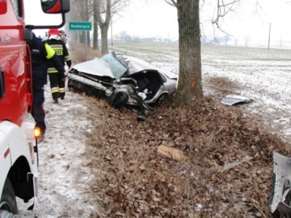 Wypadek w Nadarzycach. Opel Vectra uderzył w drzewo