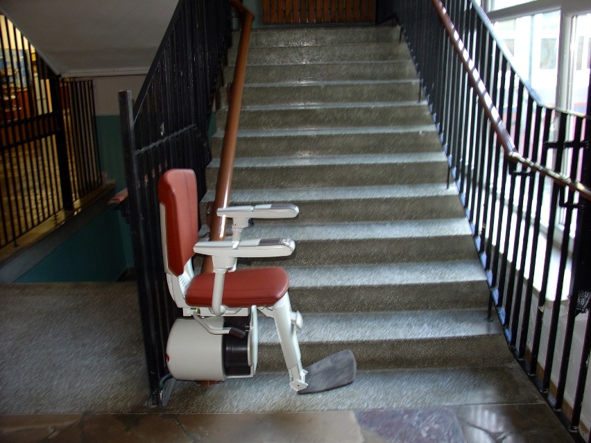 Winda krzesełkowa w Publicznym Gimnazjum nr 1