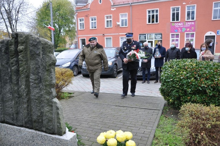 102. rocznica odzyskania niepodległości przez Polskę. Symboliczne złożenie kwiatów w Prabutach [ZDJĘCIA]