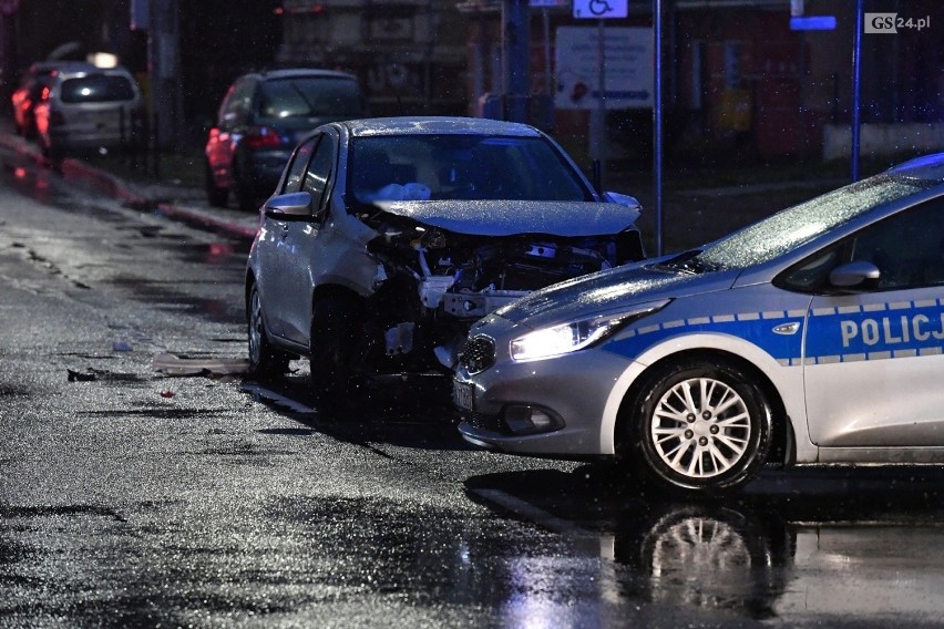 Wypadek na skrzyżowaniu al. Wojska Polskiego i ul. Piotra Skargi w Szczecinie. Zderzyły się dwa samochody - 8.01.2021