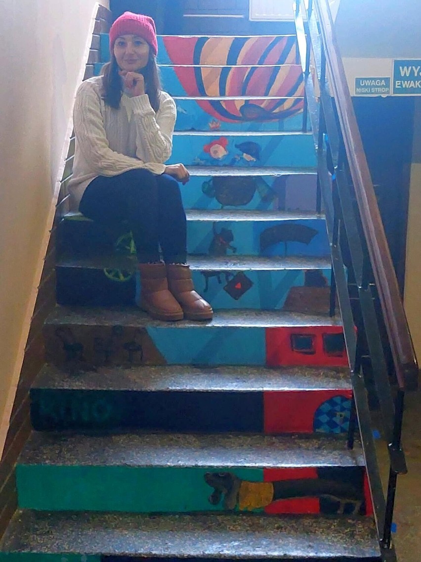 Obraz na schodach domu kultury. Wykonała go łęczycka malarka
