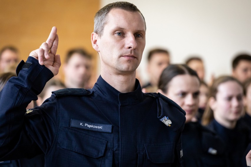 Nowie policjantki i policjant dołączą do komendy w Rawiczu. Złożyli uroczyste ślubowanie