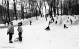 Z archiwum Tadeusza Surmy: Zima w Stargardzie w 1990 roku. Tak w czasie ferii dzieci szalały na sankach, na górce przy amfiteatrze
