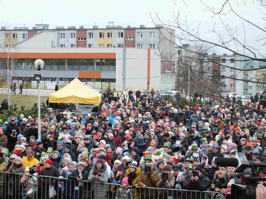 Święto Trzech Króli 2023 w Starachowicach. Tłumy w orszaku przeszły ulicami miasta. Zobacz zdjęcia 