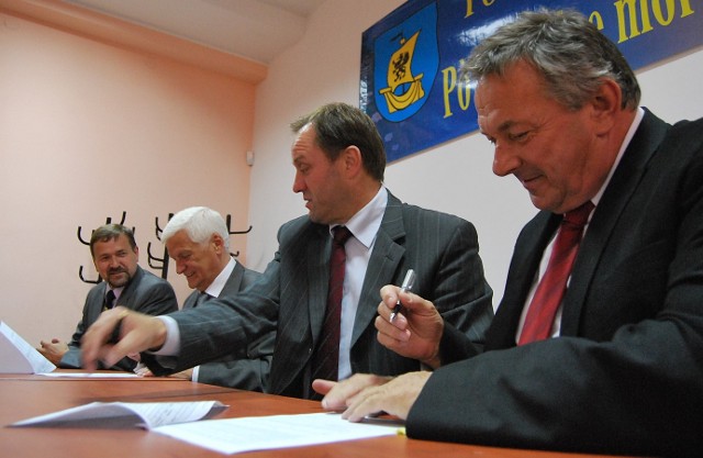 -&nbsp;Powód podpisania protokołu w 2012 roku związany był  ściśle z sytuacją sprzed dwóch lat - tłumaczy wójt Jerzy Włudzik (z prawej)