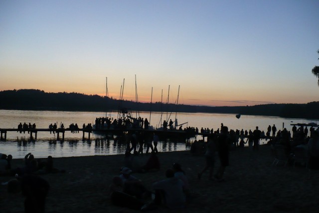 Długie to miejscowość położona nad pięknym jeziorem Lipie, z dużą piaszczystą plażą, na której w gromadzi się do 10 tys. fanów i sympatyków szant współtworzących niepowtarzalną atmosferę. Fot. Jola Paczkowska