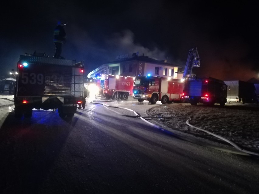 Całą noc ponad 120 strażaków gasiło pożar w Woli Ocieckiej...