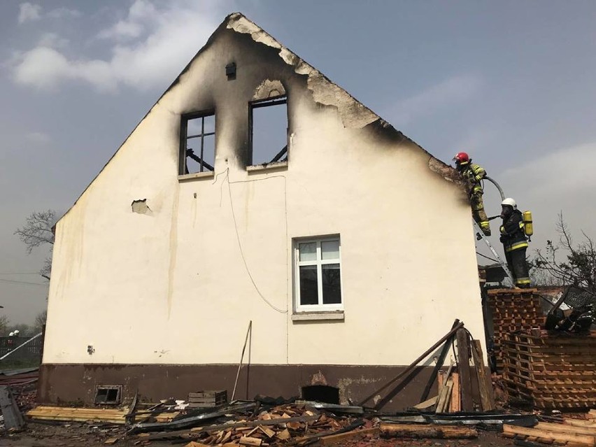 Pożar w Brzostowie na zdjęciach strażaków z powiatu chodzieskiego (FOTO)
