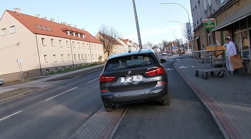 Opolscy kierowcy często zastawiają trawniki czy chodniki...