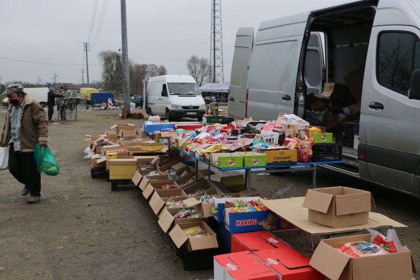 Kilka stoik na miejskim targowisku w Skępem, ale klientów...