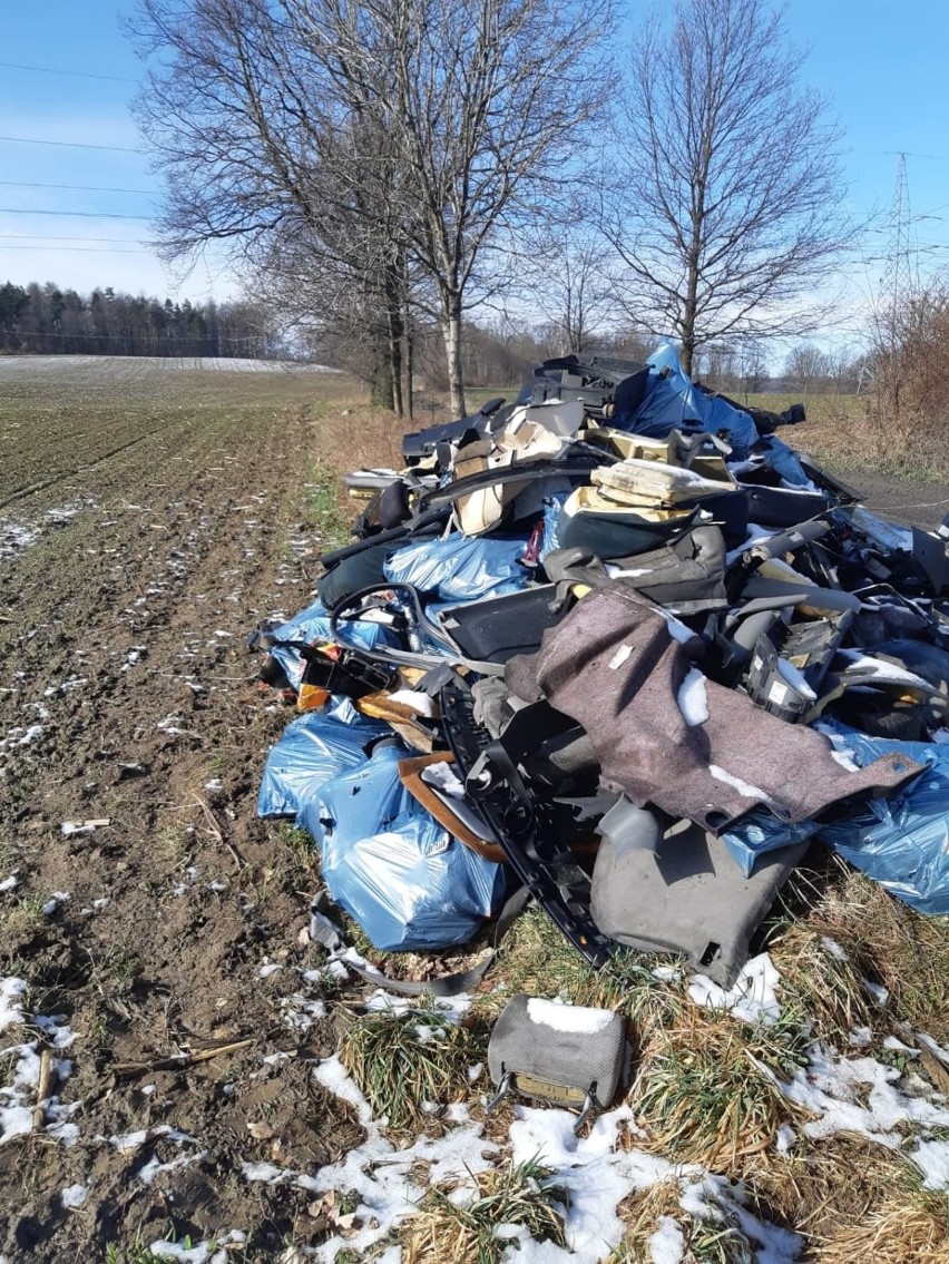 Wyrzucił odpady samochodowe na pole. Zidentyfikowano go, bo w śmiecach były dokumenty