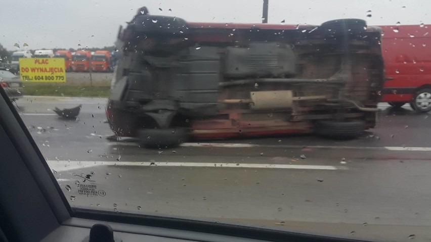 Radom. Wypadek na ulicy Warszawskiej. Kierowca mercedesa...