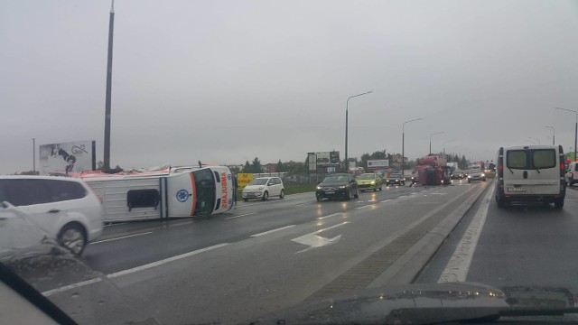 Radom. Wypadek na ulicy Warszawskiej. Kierowca mercedesa uderzył w karetkę i uciekł