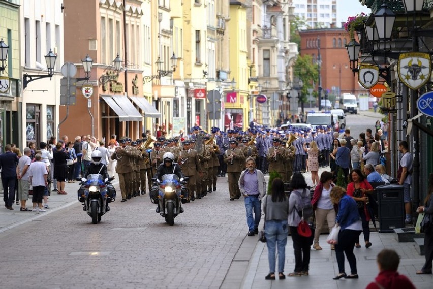 Policjanci z karabinami na toruńskiej starówce. Tak wyglądało święto policji 2019 w Toruniu
