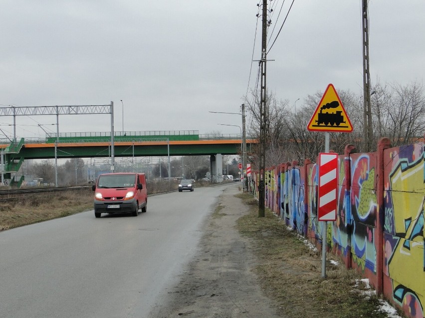 Dawna bocznica kolejowa na ulicy Czarnej w Radomiu kompletnie zarosła, ale znaki ostrzegające przed wjazdem pociągu zostały 