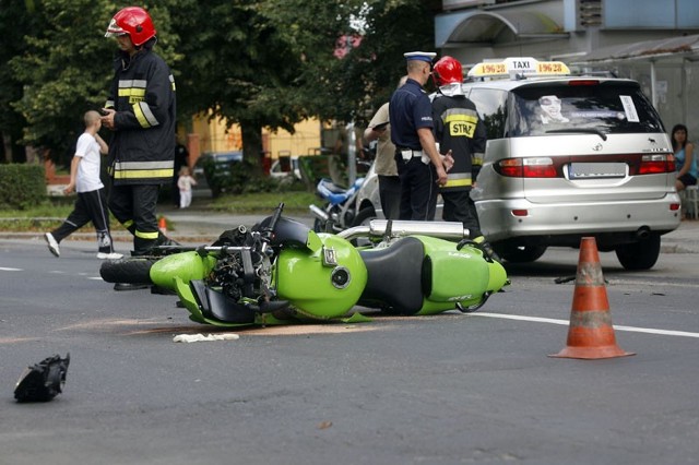 Motocyklista z pasażerem uderzyli w taksówkę.