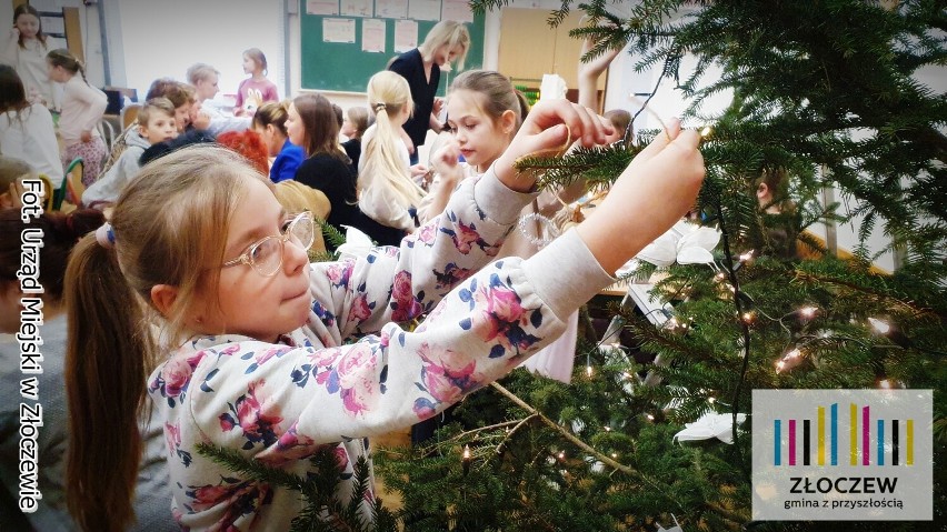 Szkoła w Złoczewie świątecznie udekorowana przed oczekiwaną wizytą św. Mikołaja. Wyjątkowa lekcja z mamami ZDJĘCIA