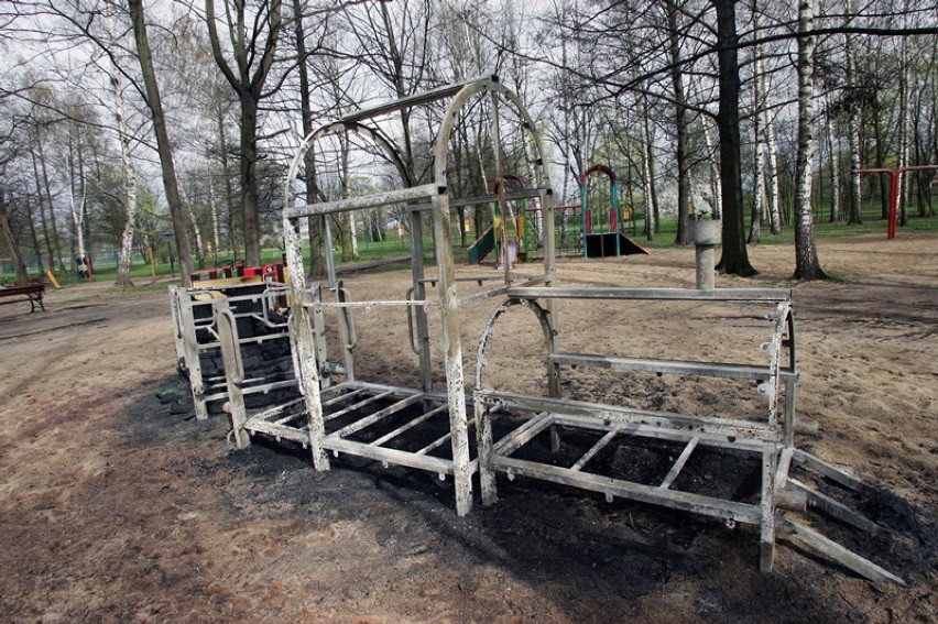 Chuligani spalili pociąg na placu zabaw w legnickim parku [ZDJĘCIA] 