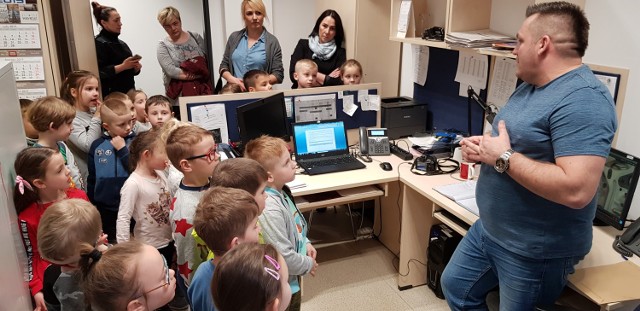 Wizyta przedszkolaków z Cybinki w krośnieńskiej komendzie policji.