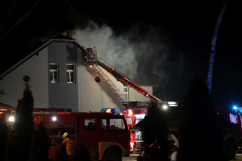 W Wielkim Stwolnie palił się budynek mieszkalny. 18 osób nie...