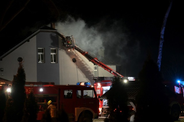 W Wielkim Stwolnie palił się budynek mieszkalny. 18 osób nie może na razie wrócić do swoich mieszkań