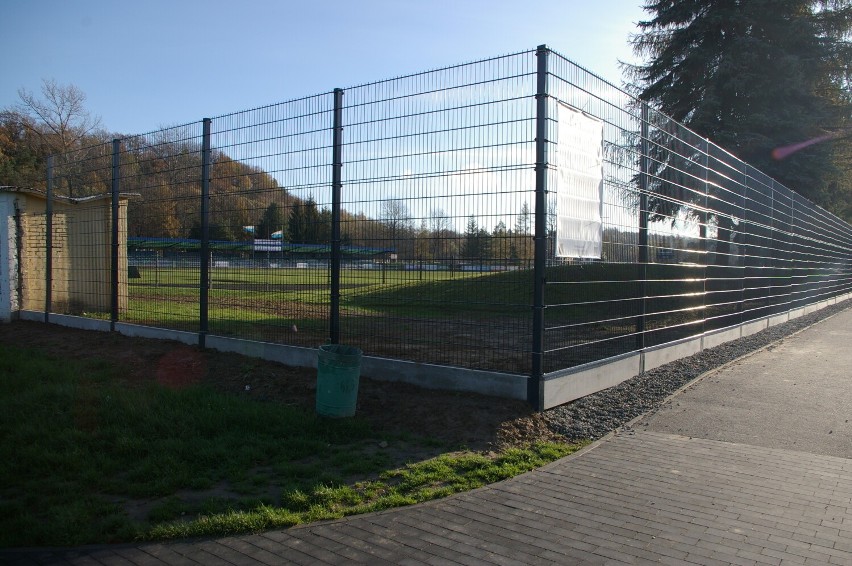 Ostatnie przęsła ogrodzenia "straszydła" na miejskim stadionie znikną w najbliższych tygodniach. Trwa dobra passa dla  obiektów sportowych