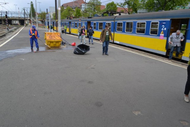 Ciało leżało na pojemniku z piaskiem