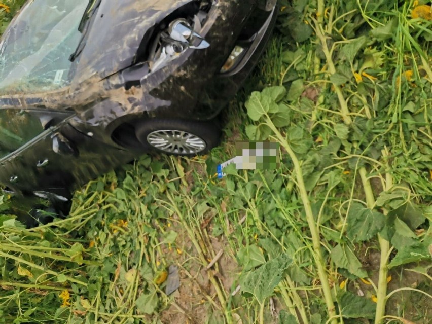 W Grzywnie pod Toruniem zderzyły się dwa samochody osobowe. Jeden z nich dachował