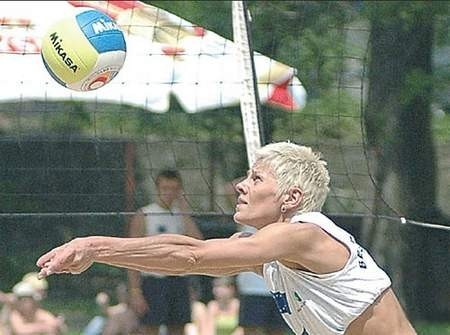 Dorota Świeniewicz, największa gwiazda Beskidzkiej Plaży 2005 grała tylko w sobotę. Fot. Lucjusz Cykarski
