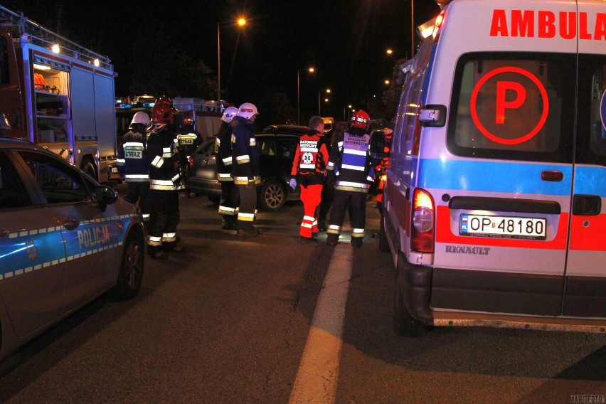 Wieczorny wypadek na ul. Wrocławskiej w Opolu. Zderzyły się trzy auta, dwie osoby poszkodowane [zdjęcia]
