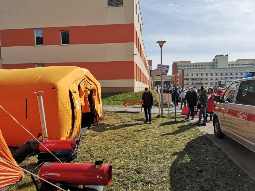 Nowa rzeczywistość w szpitalu w Grudziądzu. Kilkadziesiąt osób czeka na selekcję [zdjęcia, wideo]