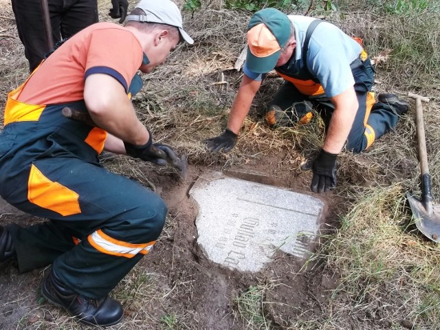 W lipcu nagłośniono wstydliwy fakt z niedalekiej historii Piły, o którym mało kto wiedział. Na drodze leśnej niedaleko skrzyżowania dróg krajowych 10 z 11 odkryto płyty nagrobne z przedwojennego cmentarza ewangelickiego, na wielu były jeszcze widoczne nazwiska zmarłych. Okazało się, że w latach 70. wojsko utwardziło nimi drogę. W sierpniu leśnicy wydobyli płyty z ziemi, które niebawem trafiły na dawny cmentarz ewangelicki w Motylewie. Bóg im to wynagrodzi...