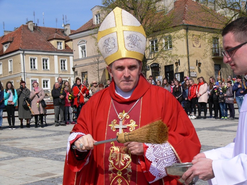 W Niedzielę Palmową, 5 kwietnia, biskup sandomierski...