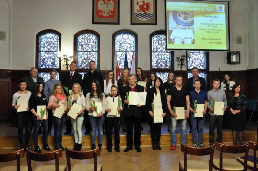 Prezydent Słupska wręczył uczniom stypendia sportowe