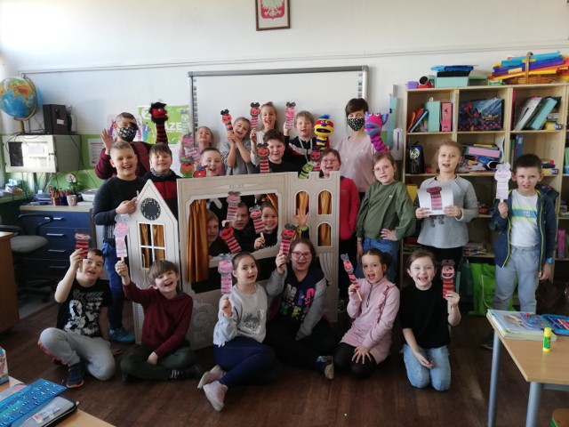 Bibliotekarki MBP w Rawie objeżdżają z teatrzykiem przedszkola i szkoły