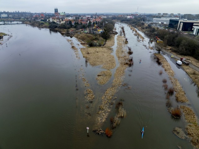 Tendencja cały czas jest wzrostowa, tak więc poziom wody ciągle się zwiększa, a do stanu alarmowego (500 cm) brakuje już niecałego metra.