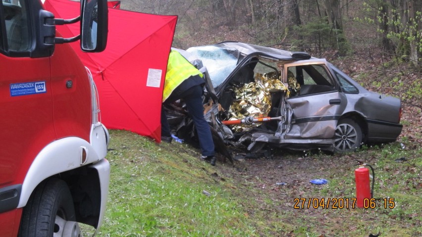 Wypadek śmiertelny w kartuskim lesie na drodze wojewódzkiej nr  211 - zginął 60-latek z Kartuz FOTO