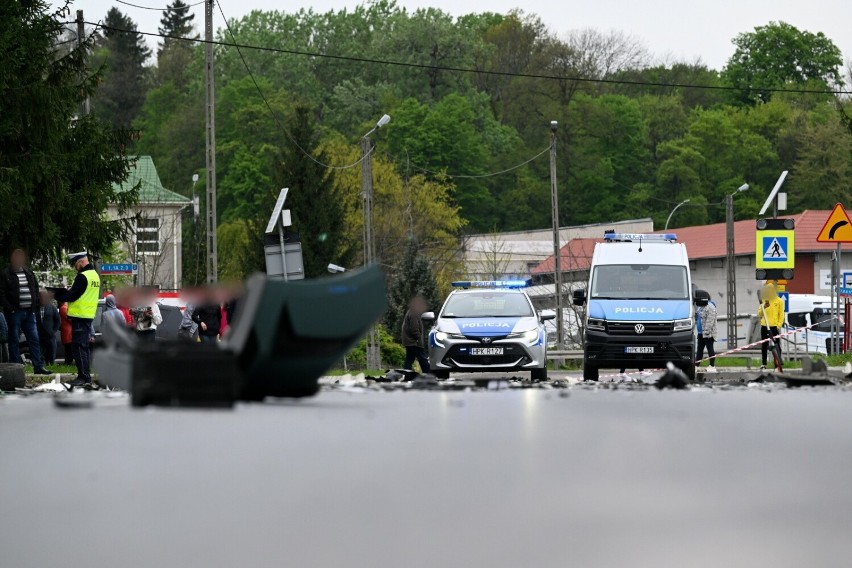 Wypadek na drodze wojewódzkiej nr 878 w Tyczynie: droga zablokowana, ranni w szpitalu