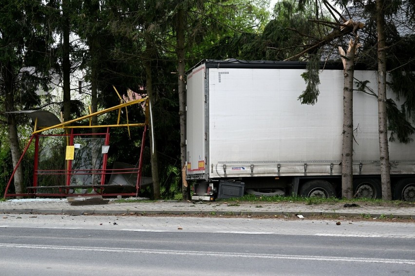 Wypadek na drodze wojewódzkiej nr 878 w Tyczynie: droga zablokowana, ranni w szpitalu