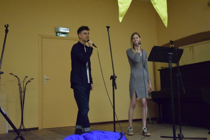Występ młodych artystów podczas powitania Dariusza Skolimowskiego w świetlicy w Skowarczu