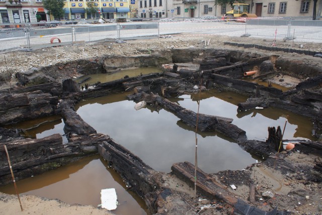 Ślady sieradzkiego ratusza na Rynku odkryte podczas rewitalizacji