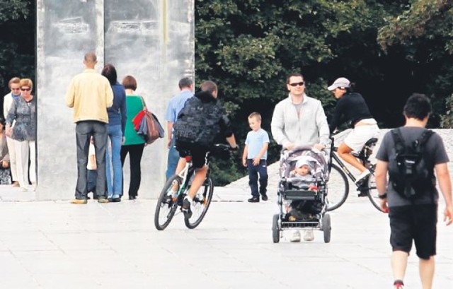 Co pewien czas Czytelnicy zgłaszają nam problemy z ruchem pieszych i rowerzystów w okolicy Jasnych Błoni. W takich miejscach nie tworzy się dróg rowerowych i pieszy jest tu ważniejszy od cyklisty