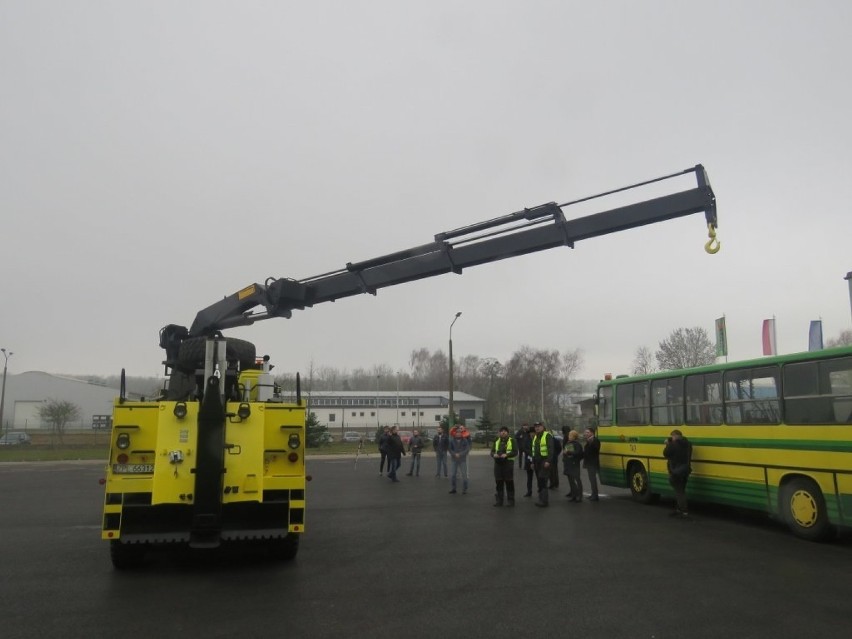 Potwór na kołach. Może wyciągnąć nawet czołgi, ale pomoże autobusom [ZDJĘCIA, FILM]