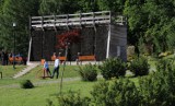 Wapienne, najmniejsze uzdrowisko w Polsce: tężnia działa, fontanna tryska, wieża widokowa na Ferdlu zaprasza