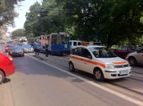 Kraków: dwukrotnie wybrzuszona szyna na ul. Basztowej. Ulica jest nieprzejezdna