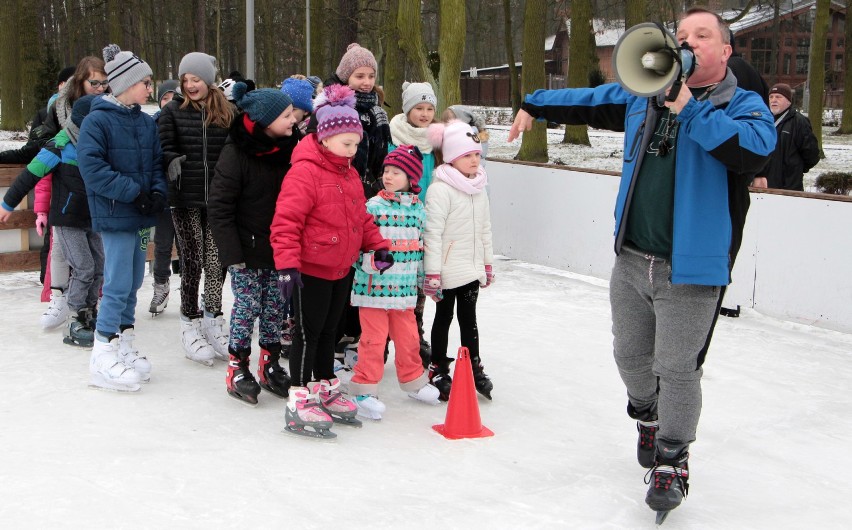 Zajęcia rekreacyjne na lodowisku w Parku Miejskim dla dzieci...