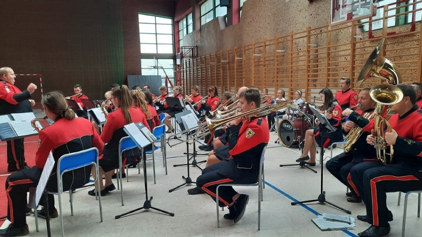 Młodzieżowa Orkiestra Dęta w Liskowie wystąpiła w nowych...