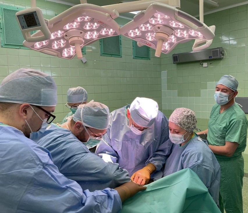 Szpital w Kaliszu operuje z użyciem pierwszego na świecie miniaturowego ramienia ortopedycznego. ZDJĘCIA