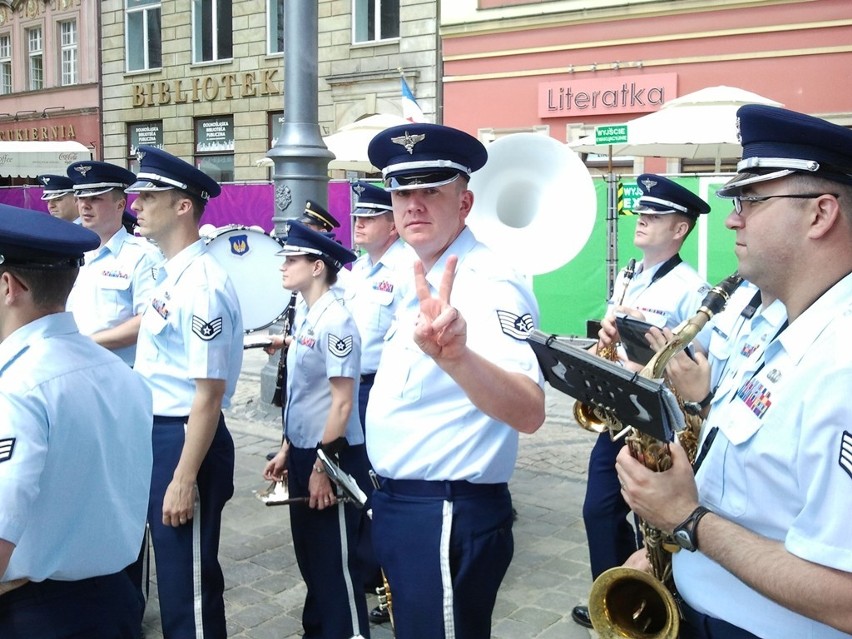 Wrocław: Orkiestry Sił Powietrznych zagrały na Rynku (ZDJĘCIA)