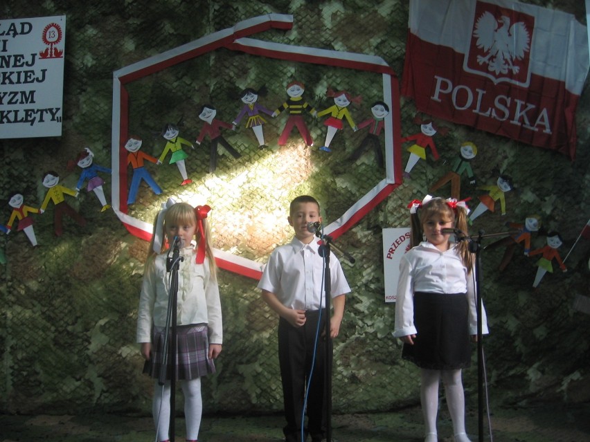Dominika, Dominik i Nikola śpiewają piosenkę "Polska"